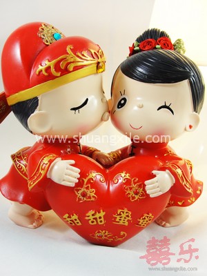 Cutie Couple Holding Heart Figurine Large